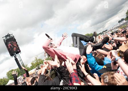 Donington, Großbritannien. Juni 2024. Frank Carter erschüttert die Menge auf der Main Stage, während der Regen beim Download Festival nachlässt. Cristina Massei/Alamy Live News Stockfoto