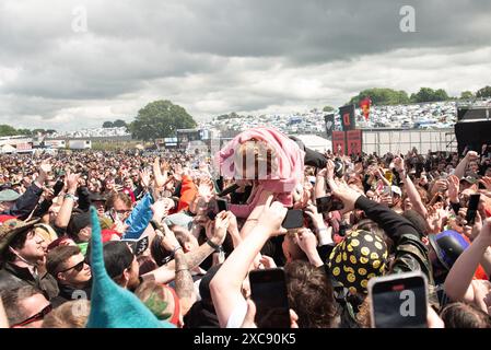 Donington, Großbritannien. Juni 2024. Frank Carter erschüttert die Menge auf der Main Stage, während der Regen beim Download Festival nachlässt. Cristina Massei/Alamy Live News Stockfoto