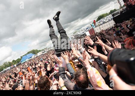 Donington, Großbritannien. Juni 2024. Frank Carter erschüttert die Menge auf der Main Stage, während der Regen beim Download Festival nachlässt. Cristina Massei/Alamy Live News Stockfoto