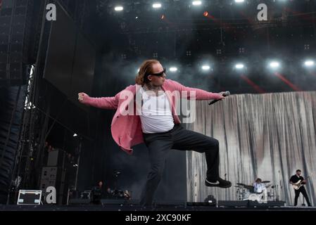 Donington, Großbritannien. Juni 2024. Frank Carter erschüttert die Menge auf der Main Stage, während der Regen beim Download Festival nachlässt. Cristina Massei/Alamy Live News Stockfoto