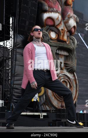 Donington, Großbritannien. Juni 2024. Frank Carter erschüttert die Menge auf der Main Stage, während der Regen beim Download Festival nachlässt. Cristina Massei/Alamy Live News Stockfoto