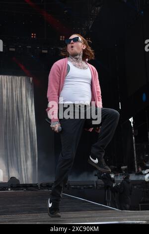 Donington, Großbritannien. Juni 2024. Frank Carter erschüttert die Menge auf der Main Stage, während der Regen beim Download Festival nachlässt. Cristina Massei/Alamy Live News Stockfoto