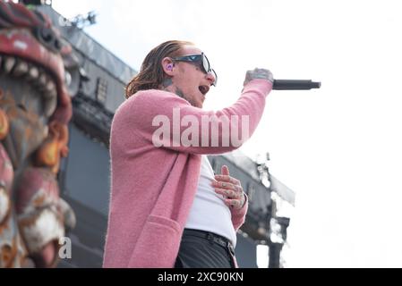 Donington, Großbritannien. Juni 2024. Frank Carter erschüttert die Menge auf der Main Stage, während der Regen beim Download Festival nachlässt. Cristina Massei/Alamy Live News Stockfoto