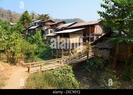 Häuser von Kayan-Flüchtlingen im Huay Pu Keng-ethnischen Dorf in der Provinz Mae Hong Son im Nordwesten Thailands, nahe dem Burma Bor Stockfoto