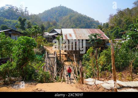 Häuser von Kayan-Flüchtlingen im Huay Pu Keng-ethnischen Dorf in der Provinz Mae Hong Son im Nordwesten Thailands, nahe dem Burma Bor Stockfoto