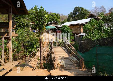 Häuser von Kayan-Flüchtlingen im Huay Pu Keng-ethnischen Dorf in der Provinz Mae Hong Son im Nordwesten Thailands, nahe dem Burma Bor Stockfoto