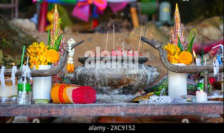 Räucherstäbchen in der Princess Cave, einem buddhistischen Tempel am Phra Nang Cave Beach auf der Railay Peninsula in der Provinz Krabi, Thailand Stockfoto