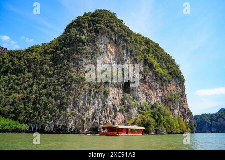 Lot Cave auf der Insel Koh Talu, einer Kalksteinkarstklippe in der Bucht von Phang Nga, Thailand, Südostasien Stockfoto