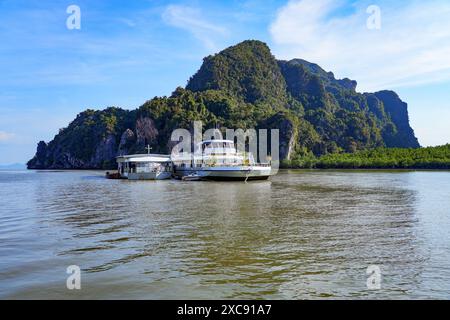 Lot Cave auf der Insel Koh Talu, einer Kalksteinkarstklippe in der Bucht von Phang Nga, Thailand, Südostasien Stockfoto