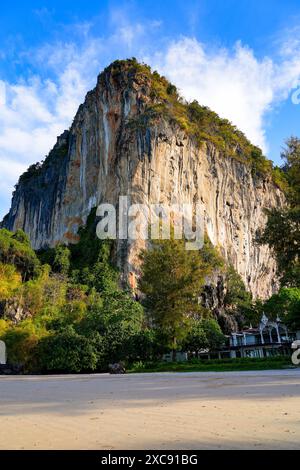 Kalkstein-Karstgipfel mit Blick auf Railay West Beach auf der Railay Peninsula in der Provinz Krabi, Thailand, Südostasien Stockfoto