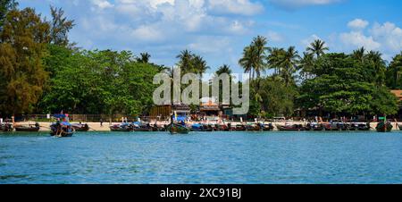 Gestrandete traditionelle Longtail-Boote am Railay West Beach auf der Railay Peninsula in der Provinz Krabi, Thailand, Südostasien Stockfoto