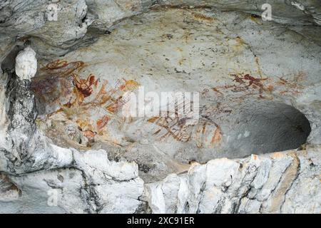 Khao Khian prähistorische Höhlenmalerei in einer überhängenden Höhle einer Kalksteinkarstklippe in der Bucht von Phang Nga in der Andamanensee in Thailand, Süd Stockfoto