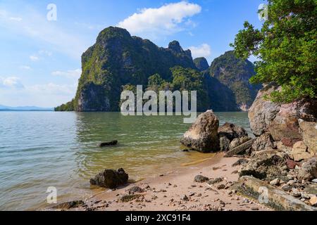 Kalksteinklippen des Ko Raya Rings, von James Bond Island im Ao Phang Nga Nationalpark in der Nähe von Phuket in der Andamanensee, Thailand, Südosten Stockfoto