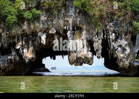 Lot Sea Cave auf der Insel Ko Talu bietet eine maritime Passage durch einen Kalksteinkarstberg in der Bucht von Phang Nga, Thailand, Südostasien Stockfoto