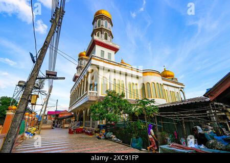 Die Darussalam Moschee im schwimmenden Fischerdorf Koh Panyee besteht aus Häusern auf Stelzen in der Phang Nga Bay, Andamanensee, Thailand Stockfoto