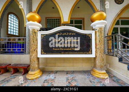 Die Darussalam Moschee im schwimmenden Fischerdorf Koh Panyee besteht aus Häusern auf Stelzen in der Phang Nga Bay, Andamanensee, Thailand Stockfoto