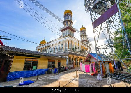 Die Darussalam Moschee im schwimmenden Fischerdorf Koh Panyee besteht aus Häusern auf Stelzen in der Phang Nga Bay, Andamanensee, Thailand Stockfoto