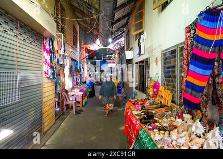 Market Street im muslimischen schwimmenden Fischerdorf Koh Panyee aus Häusern auf Stelzen in Phang Nga Bay, Andamanensee, Thailand Stockfoto
