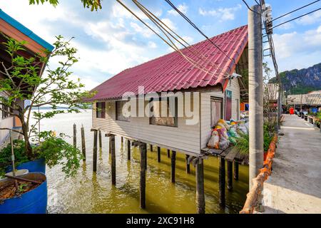 Haus auf Stelzen im schwimmenden Fischerdorf Koh Panyee, das über den Gewässern der Andamanensee in der Phang Nga Bucht in Thailand liegt Stockfoto