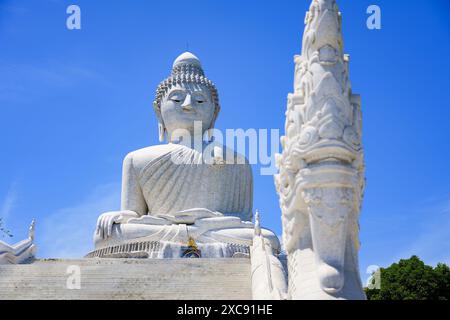 Der große Buddha von Phuket aka Ming Mongkol Buddha, ist eine sitzende Maravijaya Buddha Statue aus Beton und bedeckt mit weißen birmanischen Marmorfliesen. I Stockfoto