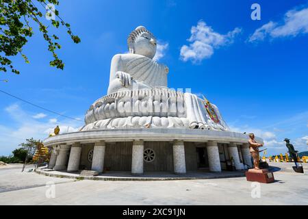 Der große Buddha von Phuket aka Ming Mongkol Buddha, ist eine sitzende Maravijaya Buddha Statue aus Beton und bedeckt mit weißen birmanischen Marmorfliesen. I Stockfoto