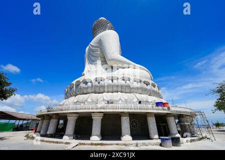 Zurück vom Großen Buddha von Phuket alias Ming Mongkol Buddha, eine weiße Marmorstatue auf einem Hügel auf der Insel Phuket, Thailand Stockfoto
