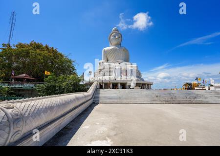 Der große Buddha von Phuket aka Ming Mongkol Buddha, ist eine sitzende Maravijaya Buddha Statue aus Beton und bedeckt mit weißen birmanischen Marmorfliesen. I Stockfoto