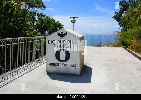 Touristen genießen den Blick über die Andamanensee von der Bergspitze des Großen Buddha von Phuket alias Ming Mongkol Buddha auf der Insel Phuket, Thai Stockfoto