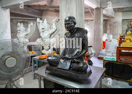 Das Innere des Großen Buddha von Phuket, alias Ming Mongkol Buddha, ist eine sitzende Maravijaya Buddha Statue aus Beton und bedeckt mit weißem birmanischen mar Stockfoto
