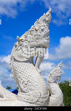 Naga-Drache am Ende der Treppe, die zum Großen Buddha von Phuket, alias Ming Mongkol Buddha, einer weißen Marmorstatue, die auf einem Hügel sitzt Stockfoto