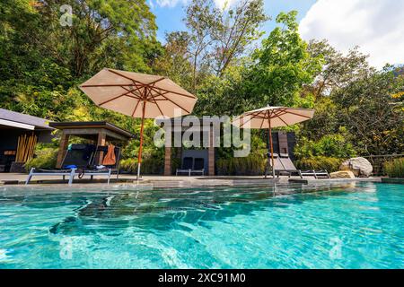 Infinity-Pool mit Blick auf die Bucht von Patong auf der Insel Phuket im Süden Thailands, Südostasien Stockfoto