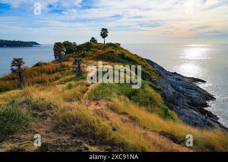 Sonnenuntergang am Promthep Cape, dem südlichsten Punkt der Insel Phuket in der Andamanensee, Thailand, Südostasien Stockfoto