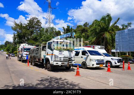 Autos und Lastwagen stehen an Bord der Fähre zur Insel Koh Lanta am Hua hin Pier in der thailändischen Provinz Krabi Stockfoto