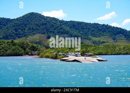 Khlong Mak Pier auf der Insel Koh Lanta Yai, wo Fahrzeuge an Bord der Fähre zum thailändischen Festland in der Provinz Krabi in Thailand gehen Stockfoto