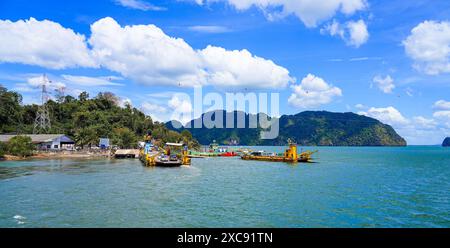 Fährboote legten am Hua hin Pier auf Ko Lanta Noi an, bevor sie zur Insel Ko Lanta Yai in der Andamanensee, Provinz Krabi, Thailand, überquerten Stockfoto