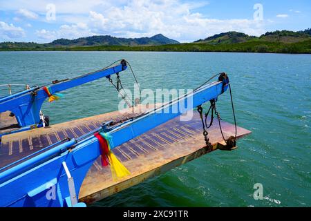 Zugbrücke auf der Fähre über die Andamanensee zwischen Koh Lanta Noi am Hua hin Pier und Koh Lanta Yai am Khlong Mak Pier in der Provinz Krabi, Tha Stockfoto