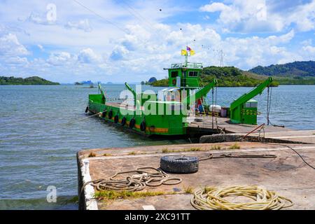 Die Fähre legte am Hua hin Pier auf Ko Lanta Noi an, bevor sie zur Insel Ko Lanta Yai in der Andamanensee, Provinz Krabi, Thailand, überquerte Stockfoto