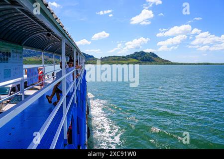 Thailändische Einheimische sitzen auf einem Fußweg auf der Fährverbindung zwischen Ko Lanta Noi und Ko Lanta Yai in der Andamanensee, Provinz Krabi, Thailand Stockfoto