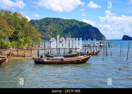 Langlaufboote liegen neben dem Hua hin Pier von Ko Lanta Noi, wo Autos an Bord der Fähre nach Ko Lanta Yai in der thailändischen Provinz Krabi gehen Stockfoto