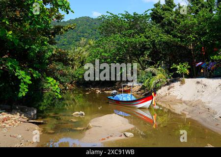 Kleines Fischerboot auf einem Bach aus dem Dschungel am Khlong Chak Beach, Koh Lanta Yai Insel, Krabi Provinz, Thailand Stockfoto