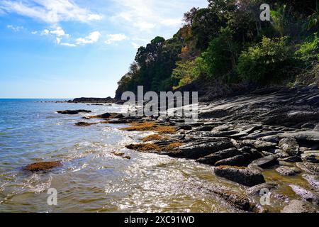 Felsen am Khlong Chak Beach auf der Insel Koh Lanta Yai in der Provinz Krabi, Thailand Stockfoto