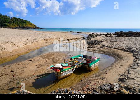 Kleines Fischerboot auf einem Bach aus dem Dschungel am Khlong Chak Beach, Koh Lanta Yai Insel, Krabi Provinz, Thailand Stockfoto