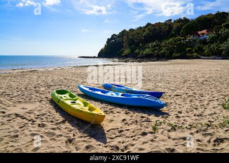 Gestrandete Plastikkajaks am Khlong Chak Beach auf der Insel Koh Lanta Yai in der Provinz Krabi, Thailand Stockfoto