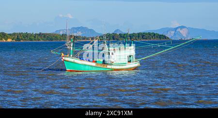 Fischerboot in der Altstadt von Lanta, auch bekannt als Ban Lanta, ist ein kleines Fischerdorf an der Ostküste der Insel Koh Lanta Yai in der Provinz Krabi. Stockfoto