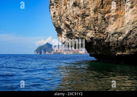Klippen auf der Insel Koh Phi Phi Ley in der Andamanensee, Provinz Krabi, Thailand Stockfoto
