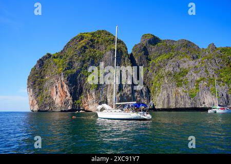 Segelboot in den flachen Gewässern der Maya Bay auf Koh Phi Phi Ley Insel in der Andamanensee, Krabi Provinz, Thailand Stockfoto