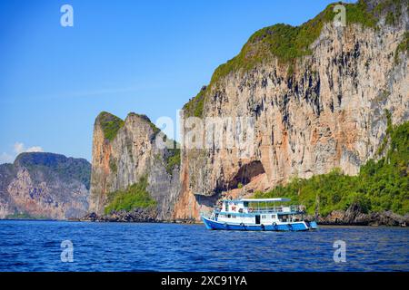 Klippen auf der Insel Koh Phi Phi Ley in der Andamanensee, Provinz Krabi, Thailand Stockfoto