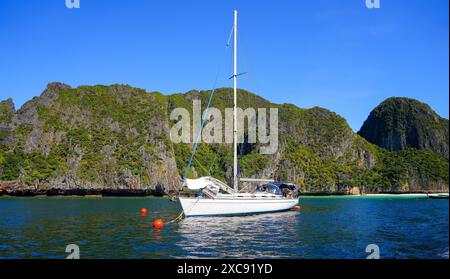 Segelboot in den flachen Gewässern der Maya Bay auf Koh Phi Phi Ley Insel in der Andamanensee, Krabi Provinz, Thailand Stockfoto