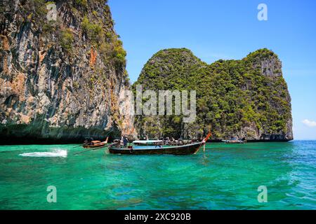 Langboot-Boote warten auf Touristen am neuen Hintereingang zur Maya Bay auf der Insel Koh Phi Phi Ley in der Andamanensee, Krabi Provinz, Thailand Stockfoto