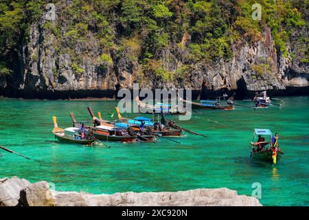 Langboot-Boote warten auf Touristen am neuen Hintereingang zur Maya Bay auf der Insel Koh Phi Phi Ley in der Andamanensee, Krabi Provinz, Thailand Stockfoto